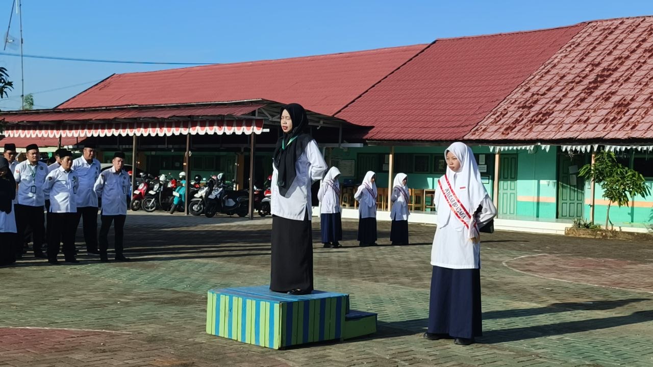 Upacara Bendera MTsN 1 HSU: Pembina Ajak Siswa Terapkan LISA dan Perbanyak Amalan di Penghujung Tahun Hijriah Upacara Bendera MTsN 1 HSU: Pembina Ajak Siswa Terapkan LISA dan Perbanyak Amalan di Penghujung Tahun Hijriah