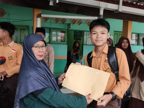 Wali Kelas IX MTsN 1 HSU Bagikan Sertifikat Hasil TKA kepada Siswa Wali Kelas IX MTsN 1 HSU Bagikan Sertifikat Hasil TKA kepada Siswa