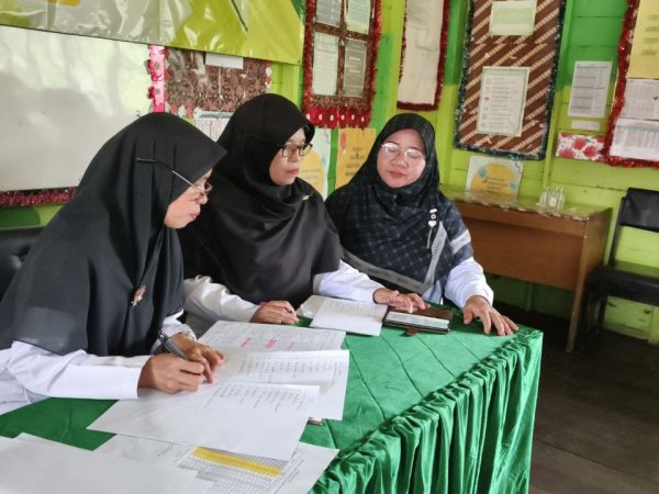 Wali Kelas VIII MTsN 1 HSU Atur Ulang Rombongan Belajar untuk Kenaikan ke Kelas IX Wali Kelas VIII MTsN 1 HSU Atur Ulang Rombongan Belajar untuk Kenaikan ke Kelas IX