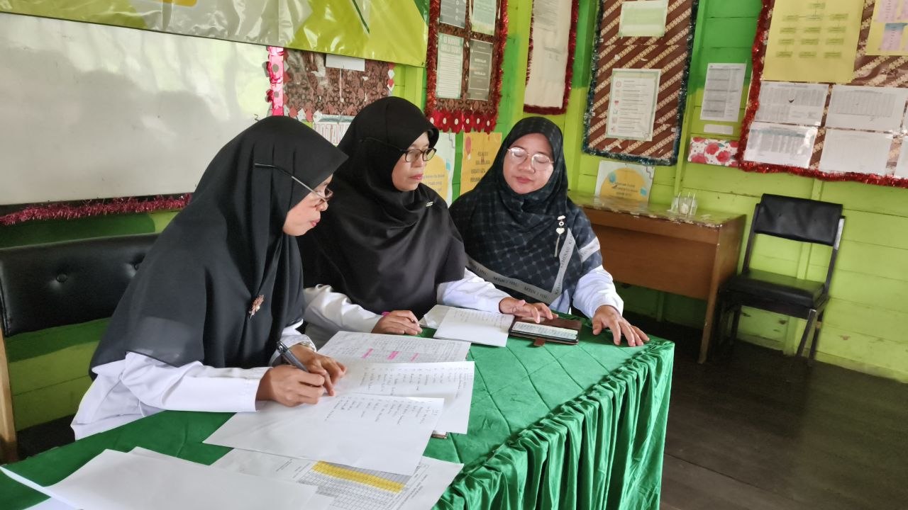 Wali Kelas VIII MTsN 1 HSU Atur Ulang Rombongan Belajar untuk Kenaikan ke Kelas IX Wali Kelas VIII MTsN 1 HSU Atur Ulang Rombongan Belajar untuk Kenaikan ke Kelas IX