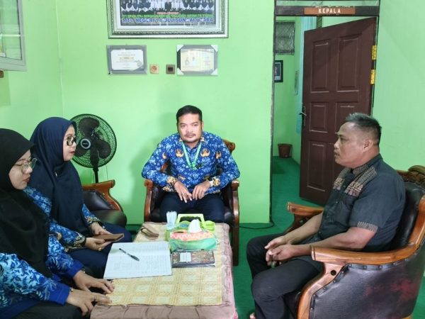 MTsN 1 HSU Panggil Wali Siswa Berkendala Kehadiran, Dorong Semangat Baru di Semester Mendatang MTsN 1 HSU Panggil Wali Siswa Berkendala Kehadiran, Dorong Semangat Baru di Semester Mendatang