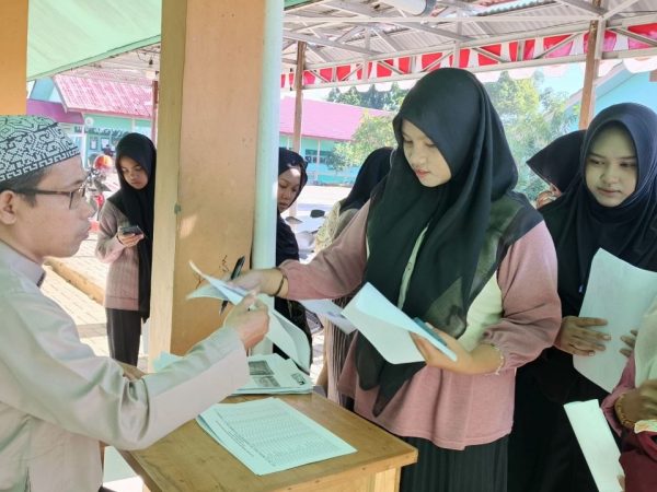 53 Siswa MTsN 1 HSU Serahkan Berkas Pencairan Dana PIP Tahap 1 Tahun 2026 53 Siswa MTsN 1 HSU Serahkan Berkas Pencairan Dana PIP Tahap 1 Tahun 2026