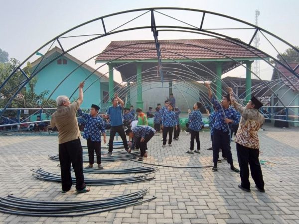 Jelang Maulid Nabi, Warga MTsN 1 HSU Gotong Royong Siapkan Lokasi Acara Jelang Maulid Nabi, Warga MTsN 1 HSU Gotong Royong Siapkan Lokasi Acara