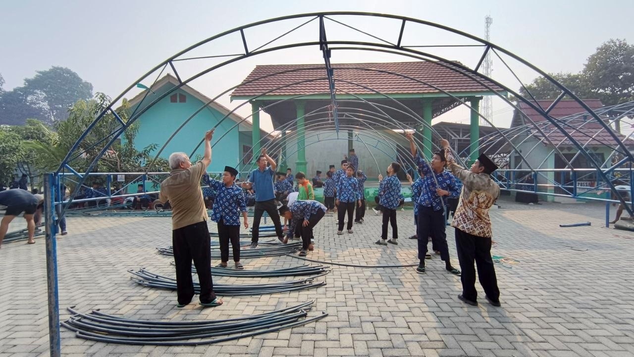 Jelang Maulid Nabi, Warga MTsN 1 HSU Gotong Royong Siapkan Lokasi Acara Jelang Maulid Nabi, Warga MTsN 1 HSU Gotong Royong Siapkan Lokasi Acara