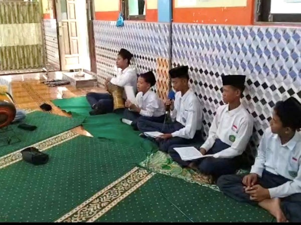 Siap Lantunkan Syair Maulid Ad-Diba'i, Tim Habsyi MTsN 1 HSU Berkolaborasi dengan MA Bustanul Ulum Gelar Latihan Siap Lantunkan Syair Maulid Ad-Diba'i, Tim Habsyi MTsN 1 HSU Berkolaborasi dengan MA Bustanul Ulum Gelar Latihan