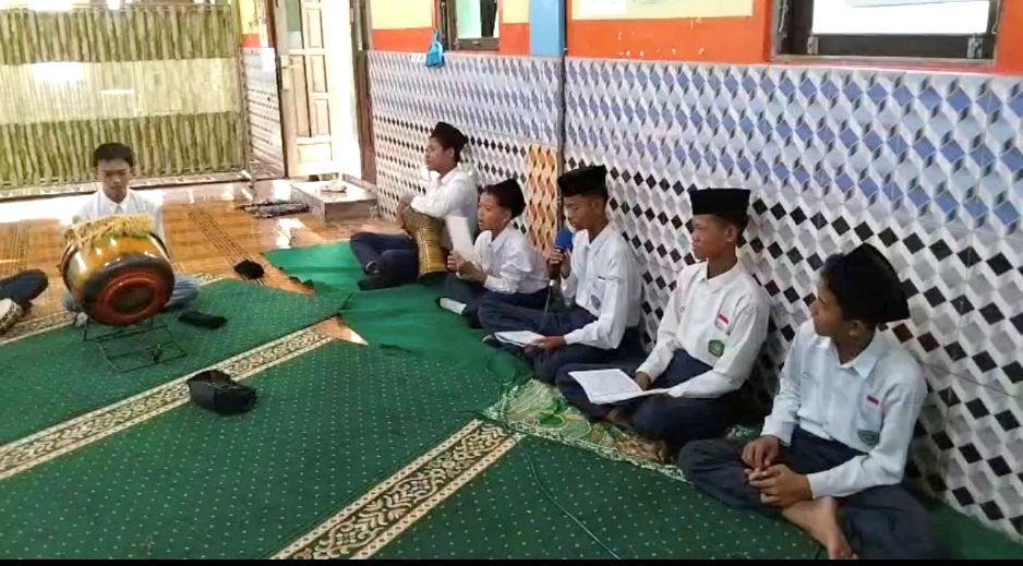 Siap Lantunkan Syair Maulid Ad-Diba'i, Tim Habsyi MTsN 1 HSU Berkolaborasi dengan MA Bustanul Ulum Gelar Latihan Siap Lantunkan Syair Maulid Ad-Diba'i, Tim Habsyi MTsN 1 HSU Berkolaborasi dengan MA Bustanul Ulum Gelar Latihan