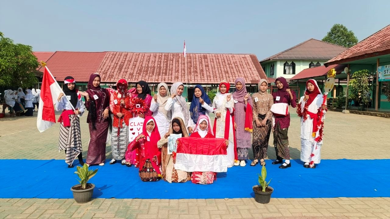 Asah Kreativitas dan Cinta Tanah Air, MTsN 1 HSU Gelar Lomba Fashion Show Bertema Pahlawan Nasional Asah Kreativitas dan Cinta Tanah Air, MTsN 1 HSU Gelar Lomba Fashion Show Bertema Pahlawan Nasional