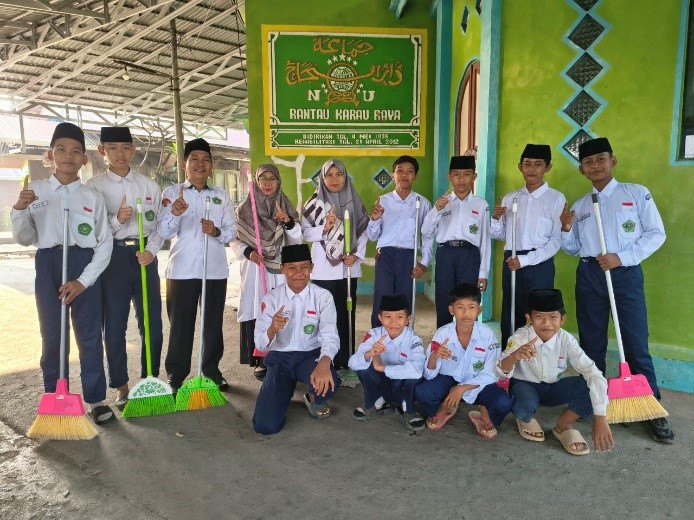 MTsN 1 HSU Ikut Berpartisipasi dalam Program Geber Mas, Bersihkan Mushola dan Langgar Darun Najah