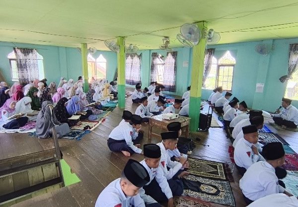 Bekali Murid Baru, MTsN 1 HSU Biasakan Sholat Dhuha dan Tadarus Al-Qur'an Selama MATAMUDA Bekali Murid Baru, MTsN 1 HSU Biasakan Sholat Dhuha dan Tadarus Al-Qur'an Selama MATAMUDA