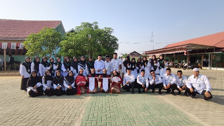 Semarak Kemerdekaan di MTsN 1 HSU: Upacara Bendera Iringi Pembukaan Class Meeting