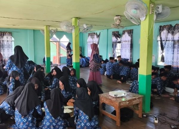 Cegah Bullying, Murid Baru MTsN 1 HSU Buat Poster Anti Bullying Secara Berkelompok Cegah Bullying, Murid Baru MTsN 1 HSU Buat Poster Anti Bullying Secara Berkelompok