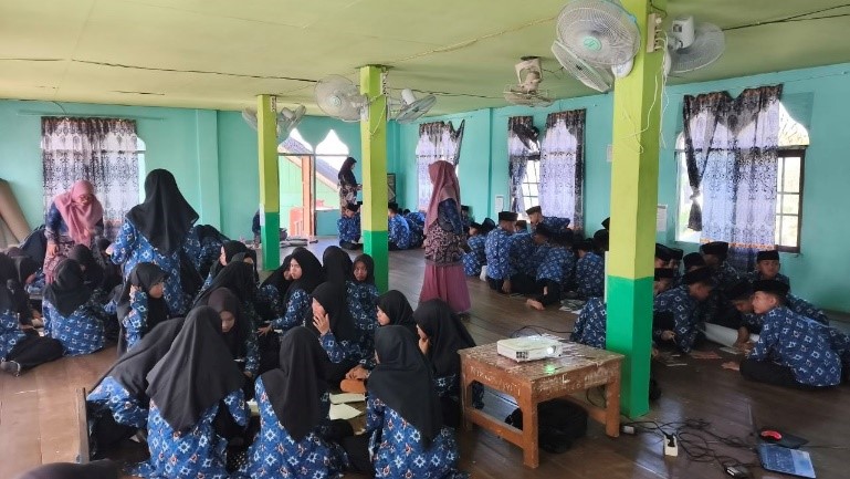 Cegah Bullying, Murid Baru MTsN 1 HSU Buat Poster Anti Bullying Secara Berkelompok Cegah Bullying, Murid Baru MTsN 1 HSU Buat Poster Anti Bullying Secara Berkelompok