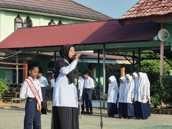 Pembina Upacara Ingatkan Pentingnya Adab kepada Guru di MTsN 1 HSU Pembina Upacara Ingatkan Pentingnya Adab kepada Guru di MTsN 1 HSU