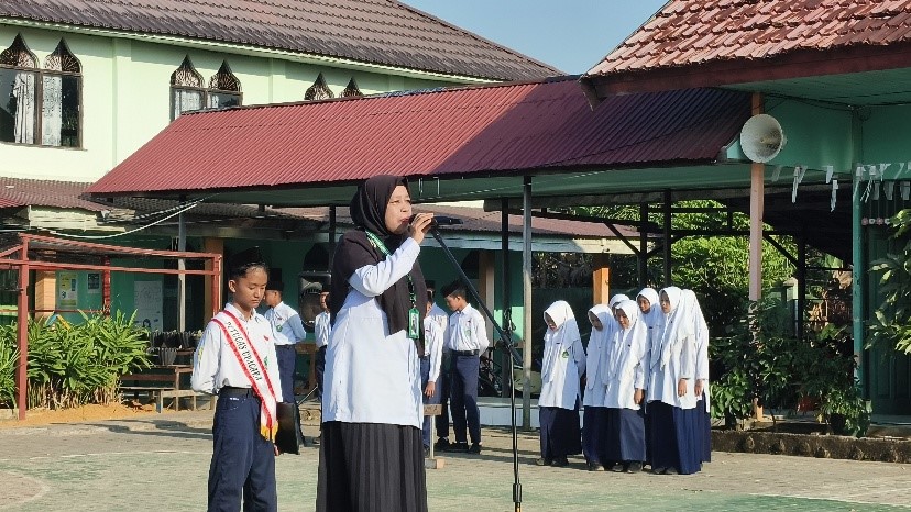 Pembina Upacara Ingatkan Pentingnya Adab kepada Guru di MTsN 1 HSU