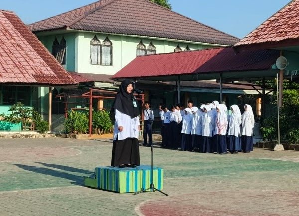 Pembina Upacara MTsN 1 HSU Ajak Warga Madrasah Junjung Tata Tertib dan Sopan Santun Pembina Upacara MTsN 1 HSU Ajak Warga Madrasah Junjung Tata Tertib dan Sopan Santun