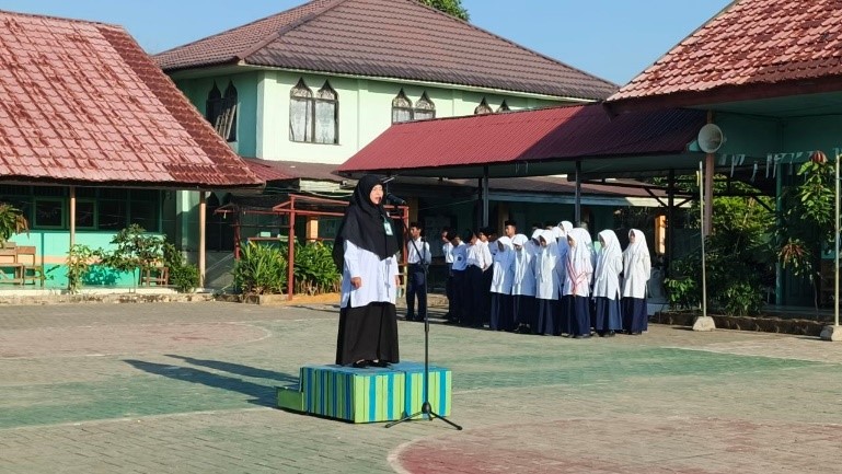 Pembina Upacara MTsN 1 HSU Ajak Warga Madrasah Junjung Tata Tertib dan Sopan Santun Pembina Upacara MTsN 1 HSU Ajak Warga Madrasah Junjung Tata Tertib dan Sopan Santun