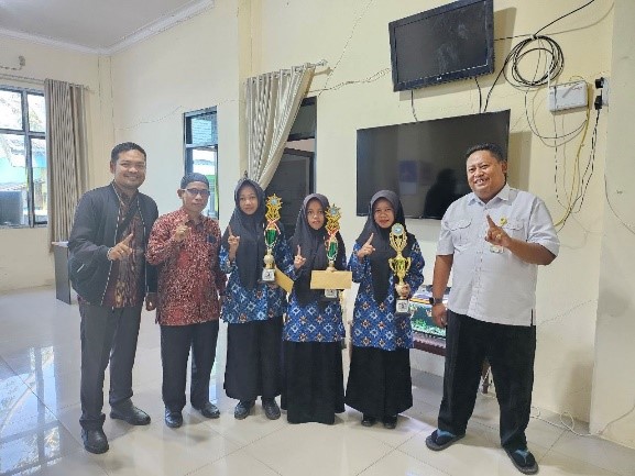 Tiga Juara OSN-K MTsN 1 HSU Terima Trofi dan Uang Pembinaan dari Disdikbud HSU Tiga Juara OSN-K MTsN 1 HSU Terima Trofi dan Uang Pembinaan dari Disdikbud HSU