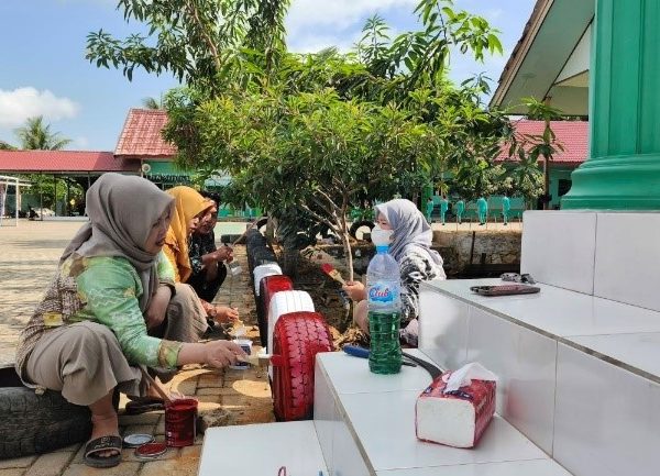 Sambut HUT RI, PTK MTsN 1 HSU Gotong Royong Hias Halaman dengan Ban Bekas Bernuansa Merah Putih Sambut HUT RI, PTK MTsN 1 HSU Gotong Royong Hias Halaman dengan Ban Bekas Bernuansa Merah Putih