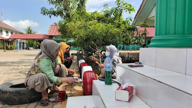 Sambut HUT RI, PTK MTsN 1 HSU Gotong Royong Hias Halaman dengan Ban Bekas Bernuansa Merah Putih Sambut HUT RI, PTK MTsN 1 HSU Gotong Royong Hias Halaman dengan Ban Bekas Bernuansa Merah Putih