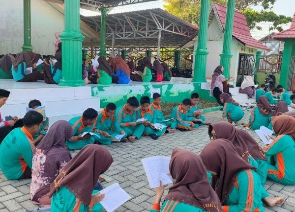 MTsN 1 HSU Gelar Jumat Sehat dan Jumat Literasi, Murid Antusias Ikuti Senam hingga Makan Bergizi Bersama MTsN 1 HSU Gelar Jumat Sehat dan Jumat Literasi, Murid Antusias Ikuti Senam hingga Makan Bergizi Bersama