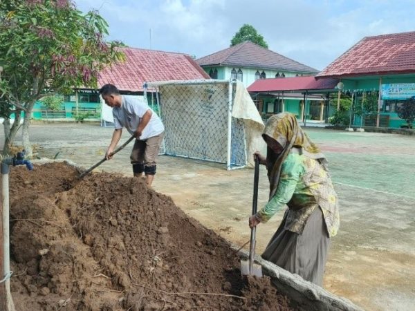 MTsN 1 HSU Rehap Taman, Siapkan Lahan untuk Kebun Buah dan Sayur Siswa MTsN 1 HSU Rehap Taman, Siapkan Lahan untuk Kebun Buah dan Sayur Siswa
