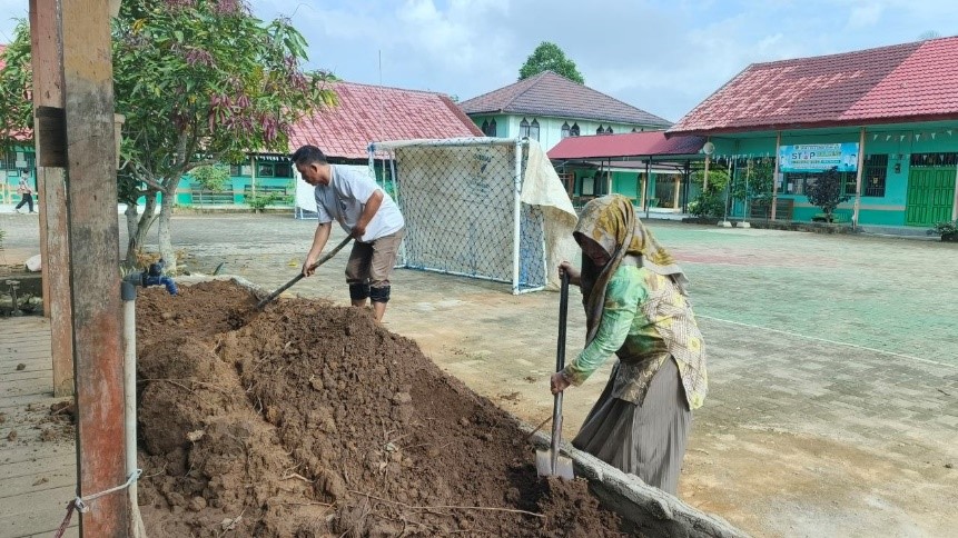 MTsN 1 HSU Rehap Taman, Siapkan Lahan untuk Kebun Buah dan Sayur Siswa MTsN 1 HSU Rehap Taman, Siapkan Lahan untuk Kebun Buah dan Sayur Siswa