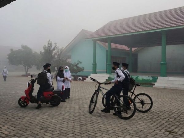 Waspada Asap Karhutla, MTsN 1 HSU Himbau Murid Gunakan Masker dan Ubah Jadwal Belajar Waspada Asap Karhutla, MTsN 1 HSU Himbau Murid Gunakan Masker dan Ubah Jadwal Belajar