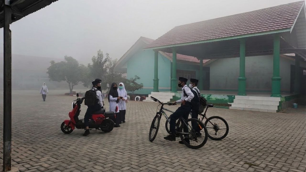 Waspada Asap Karhutla, MTsN 1 HSU Himbau Murid Gunakan Masker dan Ubah Jadwal Belajar Waspada Asap Karhutla, MTsN 1 HSU Himbau Murid Gunakan Masker dan Ubah Jadwal Belajar