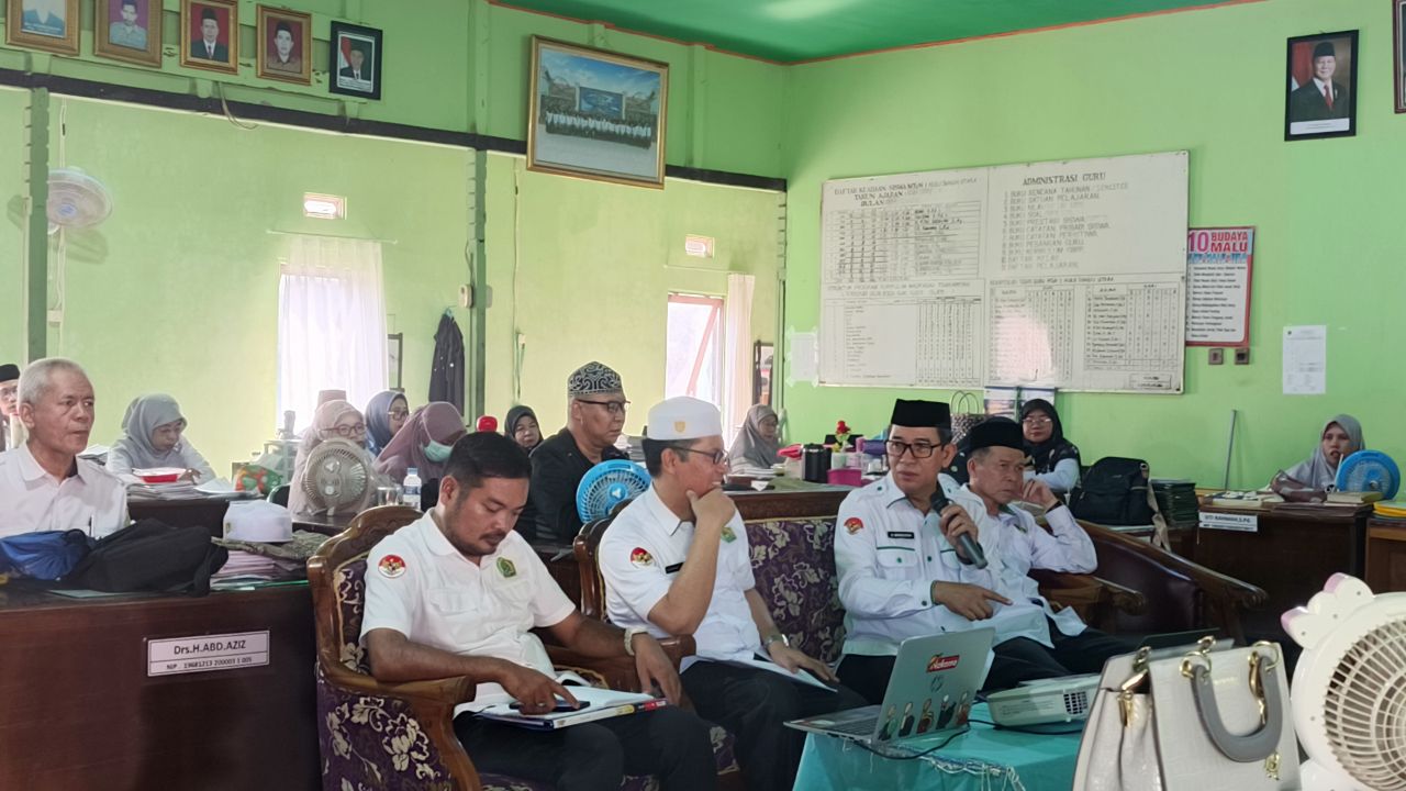 Tingkatkan Mutu Madrasah, Pengawas Kemenag HSU Refleksikan Hasil PKKM 2025 dan Sosialisasikan MAGIS di MTsN 1 HSU Tingkatkan Mutu Madrasah, Pengawas Kemenag HSU Refleksikan Hasil PKKM 2025 dan Sosialisasikan MAGIS di MTsN 1 HSU