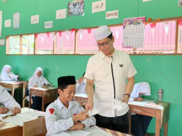MTsN 1 HSU Bagikan Masker Gratis untuk Murid, Antisipasi Dampak Kabut Asap Karhutla MTsN 1 HSU Bagikan Masker Gratis untuk Murid, Antisipasi Dampak Kabut Asap Karhutla