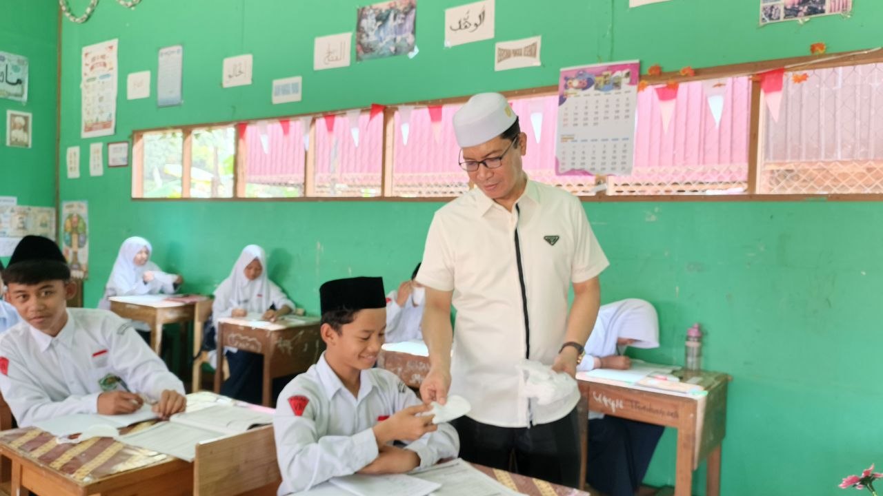 MTsN 1 HSU Bagikan Masker Gratis untuk Murid, Antisipasi Dampak Kabut Asap Karhutla MTsN 1 HSU Bagikan Masker Gratis untuk Murid, Antisipasi Dampak Kabut Asap Karhutla
