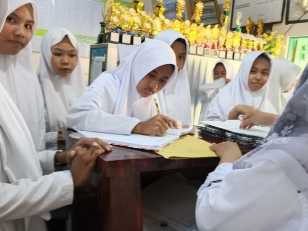 Ijazah Terbit, Alumni MTsN 1 HSU Angkatan 2025/2026 Serentak Lakukan Pengambilan di Ruang Tata Usaha Ijazah Terbit, Alumni MTsN 1 HSU Angkatan 2025/2026 Serentak Lakukan Pengambilan di Ruang Tata Usaha