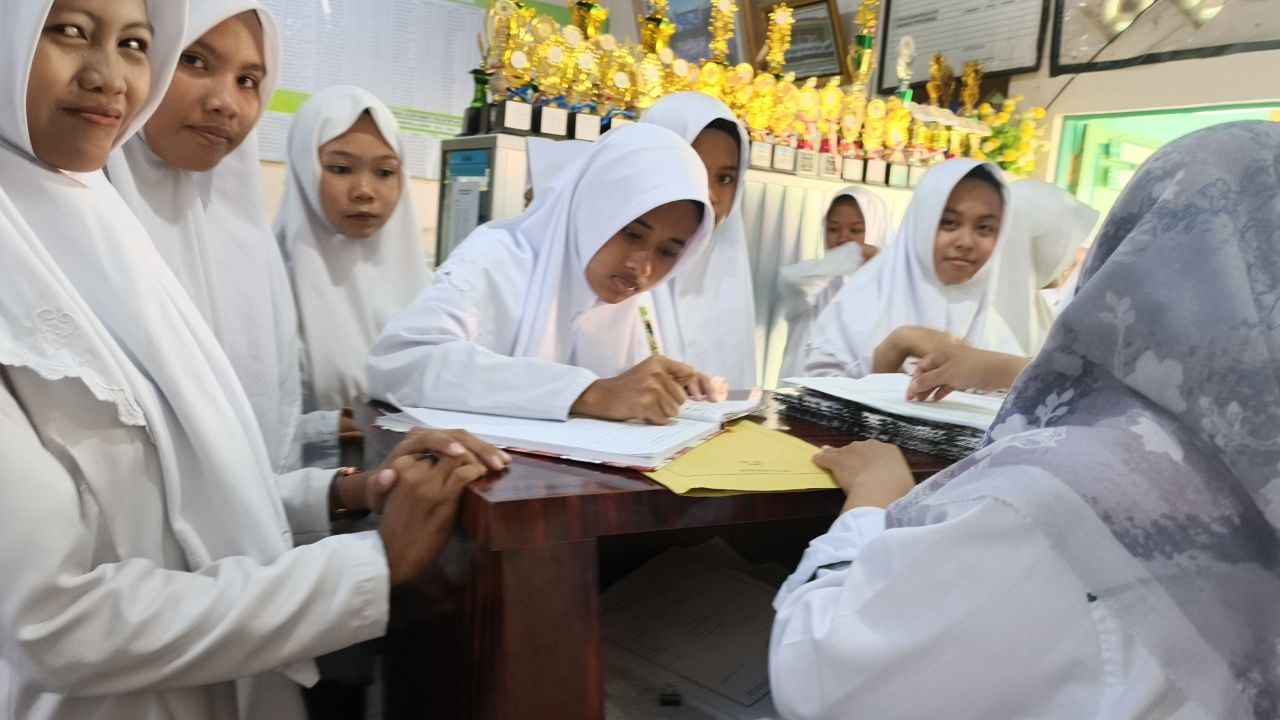 Ijazah Terbit, Alumni MTsN 1 HSU Angkatan 2025/2026 Serentak Lakukan Pengambilan di Ruang Tata Usaha Ijazah Terbit, Alumni MTsN 1 HSU Angkatan 2025/2026 Serentak Lakukan Pengambilan di Ruang Tata Usaha