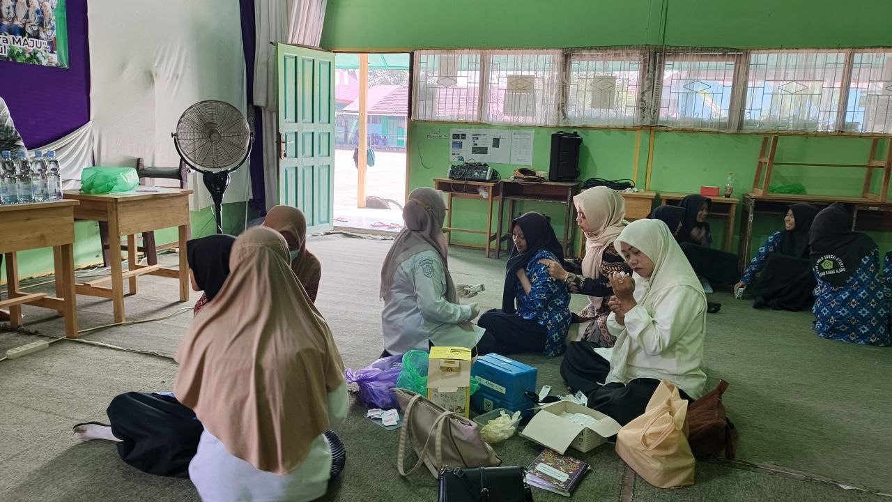 MTsN 1 HSU Turut Sukseskan Bulan Imunisasi Anak Sekolah (BIAS) Melalui Pemberian Imunisasi HPV bagi Murid Perempuan MTsN 1 HSU Turut Sukseskan Bulan Imunisasi Anak Sekolah (BIAS) Melalui Pemberian Imunisasi HPV bagi Murid Perempuan
