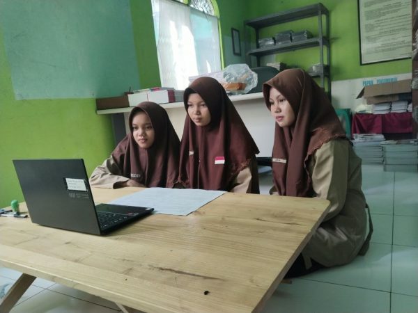 Tim Riset MTsN 1 HSU Presentasikan Proposal OMI di Hadapan Juri Nasional Tim Riset MTsN 1 HSU Presentasikan Proposal OMI di Hadapan Juri Nasional