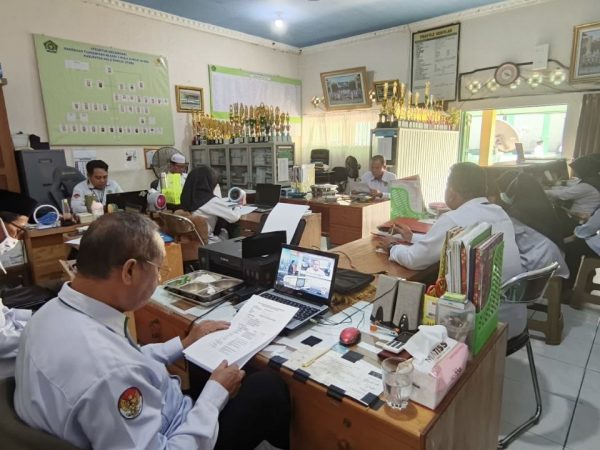 Kamad MTsN 1 HSU Sampaikan Poin Penilaian Supervisi Tenaga Kependidikan Tahun Ajaran 2026/2027 Kamad MTsN 1 HSU Sampaikan Poin Penilaian Supervisi Tenaga Kependidikan Tahun Ajaran 2026/2027
